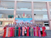 Hình ảnh tập thể sư phạm nhà trường chụp lưu niệm cùng cán bộ giáo viên - công nhân viên về hưu