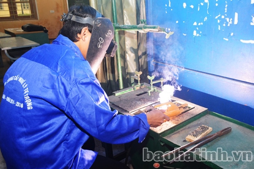Ly Tu Trong vocational secondary school trains 100 vocational students