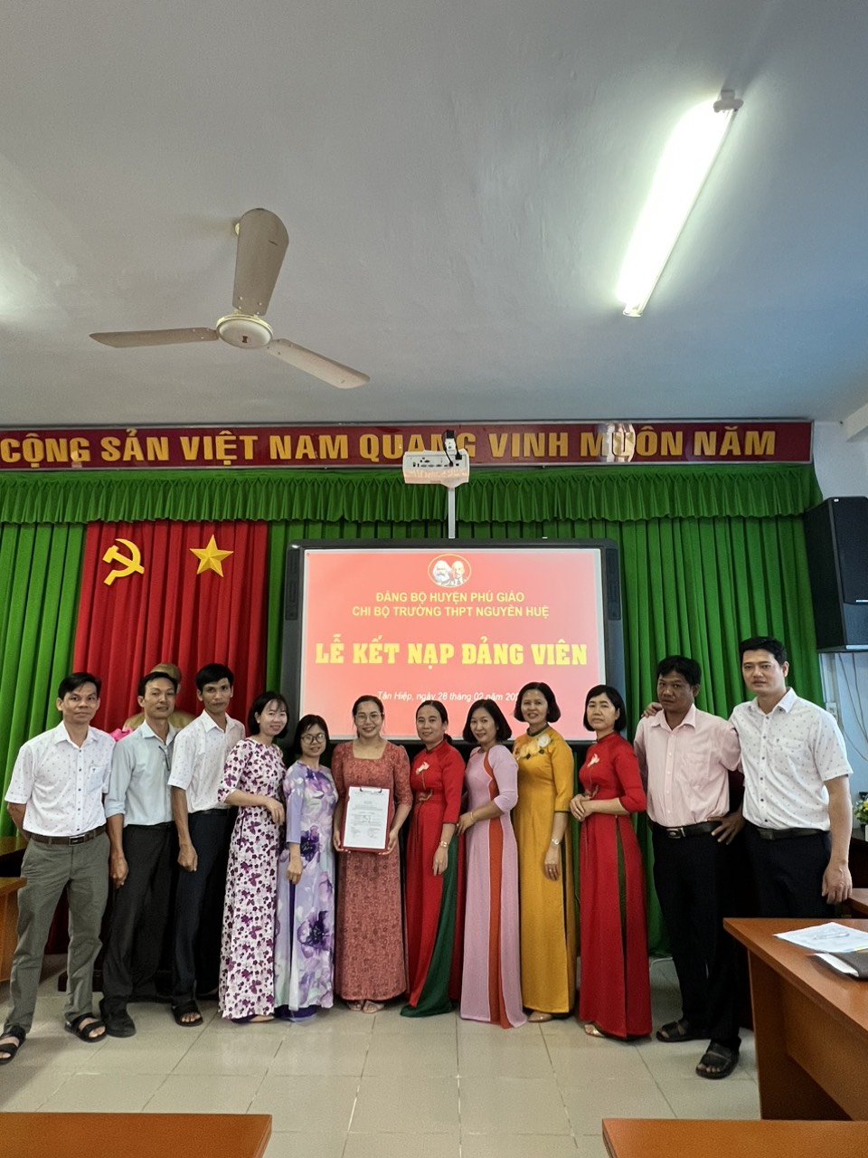 Tập thể Chi bộ Trường THPT Nguyễn Huệ