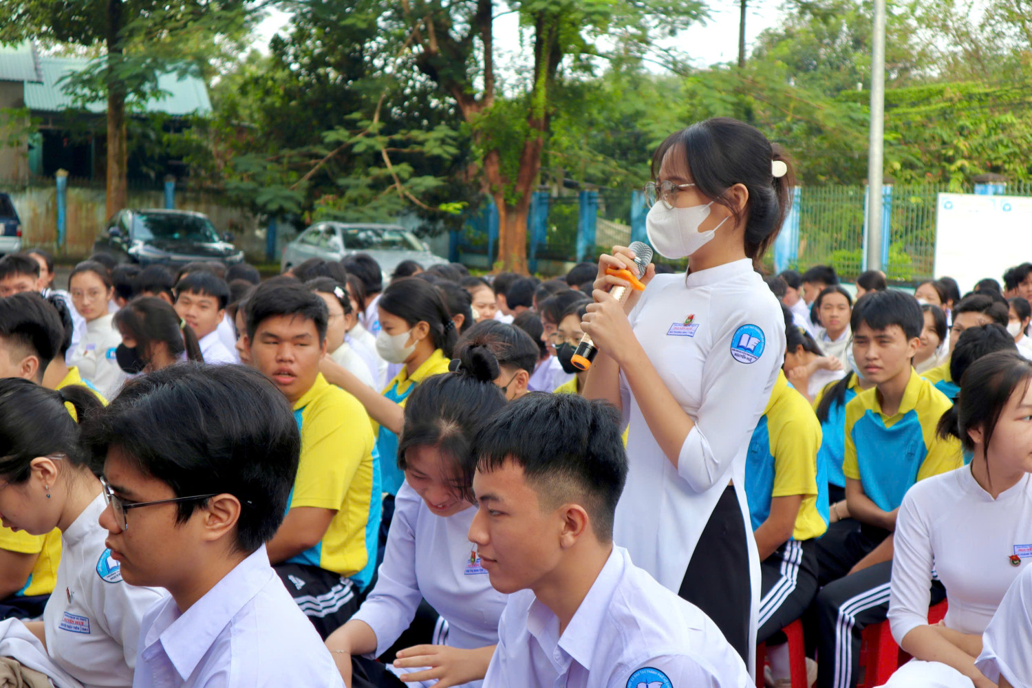 Các em hào hứng đặt câu hỏi cho cán bộ giao thông trong buổi tuyên truyền