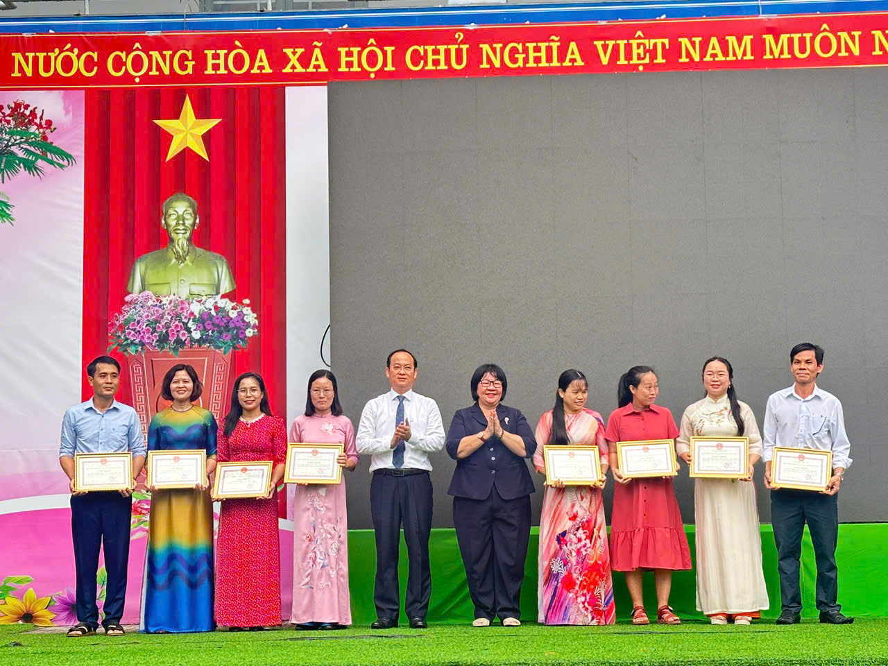 Trao phan thuong gv 1