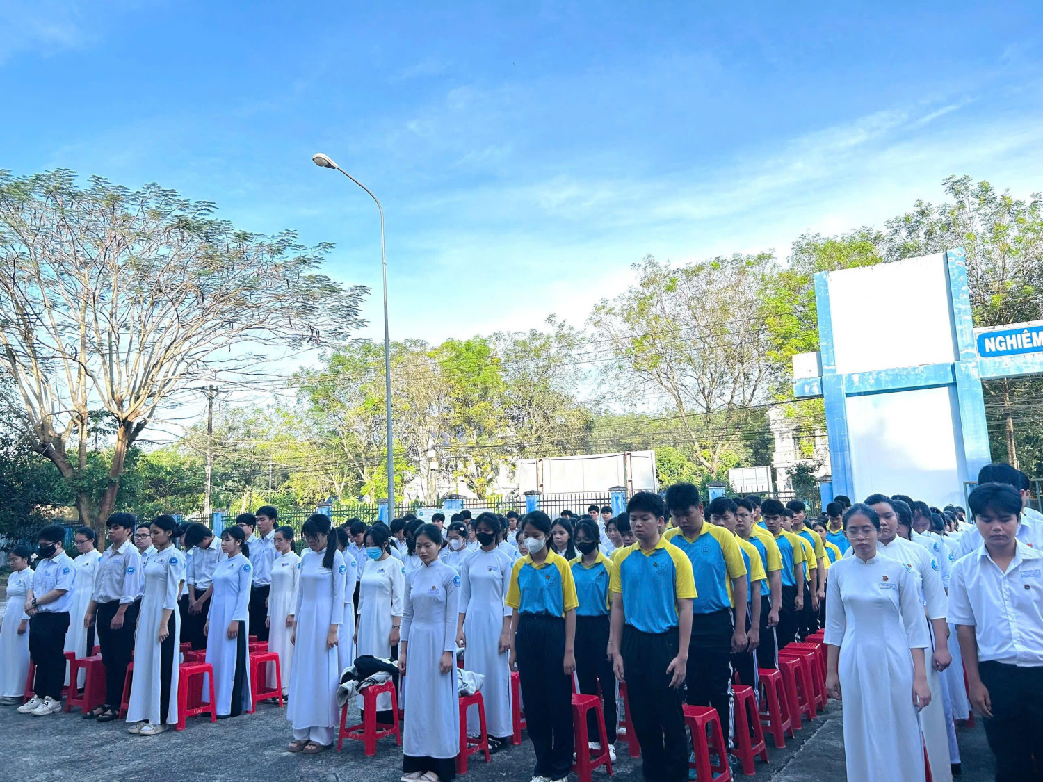 Quang cảnh học sinh cấp THPT trong buổi tưởng niệm các nạn nhân tử vong do tai nạn giao thông