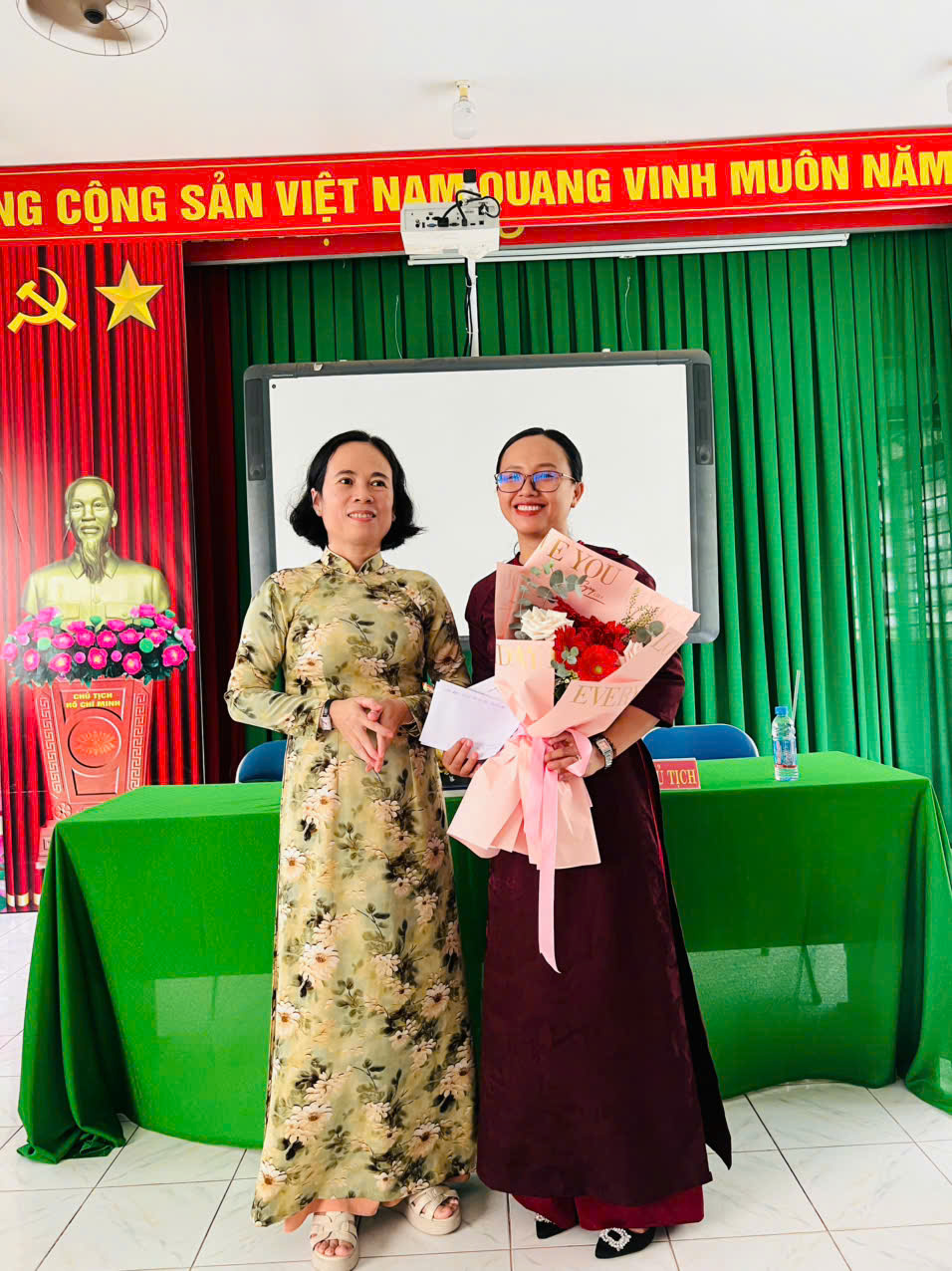 Cô Nguyễn Thị Phương Thùy nhận hoa từ cô Phạm Thị Minh Tuyến (Hiệu trưởng nhà trường)