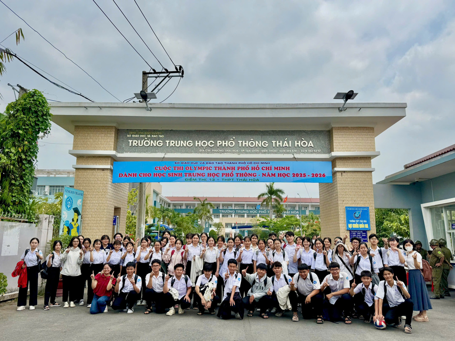 Thầy và trò trường THCS và THPT Nguyễn Huệ tham dự kỳ thi