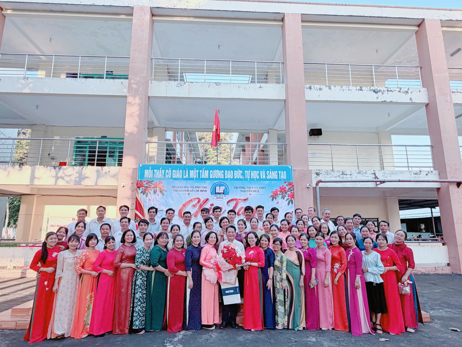 Hình ảnh tập thể sư phạm nhà trường chụp lưu niệm cùng cán bộ giáo viên - công nhân viên về hưu